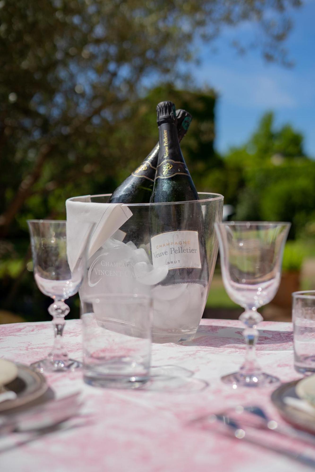 Castel Bois Marie, Maison D'Hotes Montauban Bagian luar foto Champagne in a champagne bucket