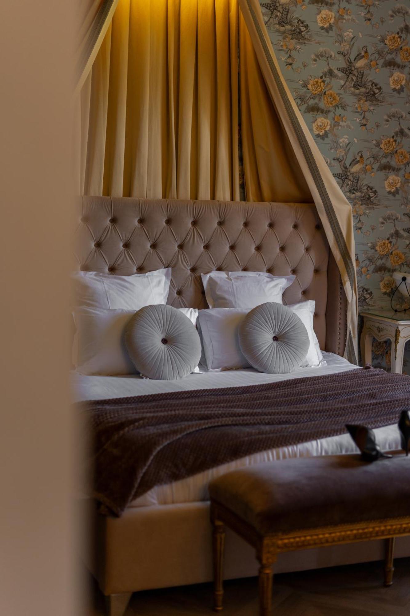 Castel Bois Marie, Maison D'Hotes Montauban Bagian luar foto A bed with a tufted headboard