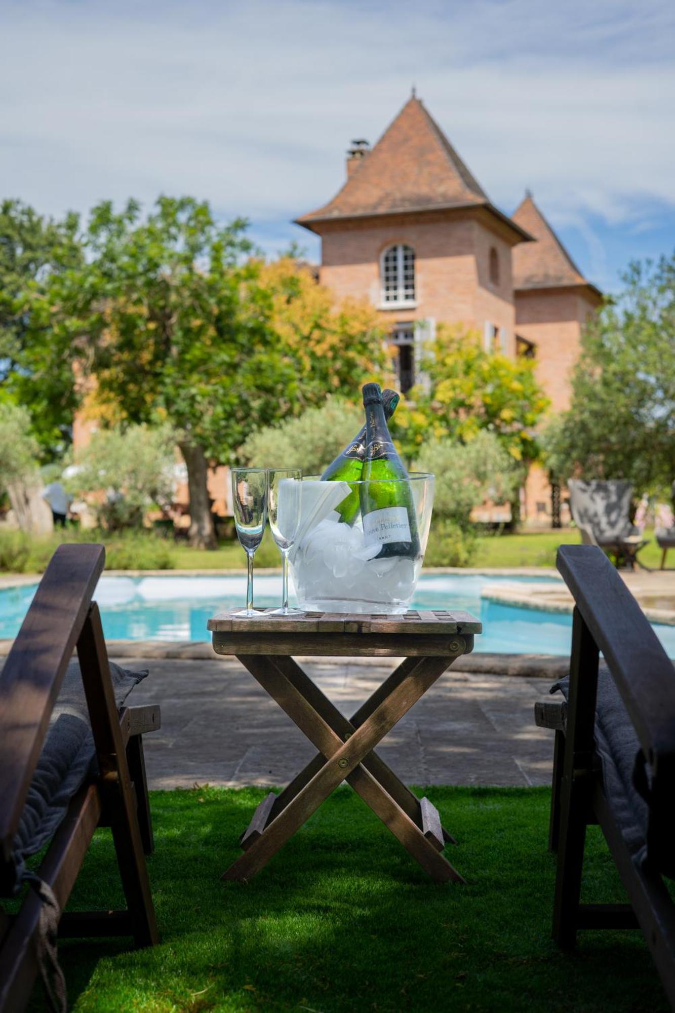Castel Bois Marie, Maison D'Hotes Montauban Bagian luar foto A bottle of champagne in a champagne bucket