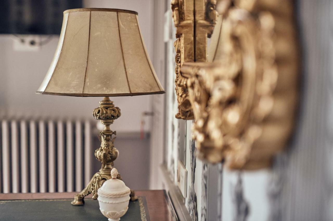 Castel Bois Marie, Maison D'Hotes Montauban Bagian luar foto A table lamp